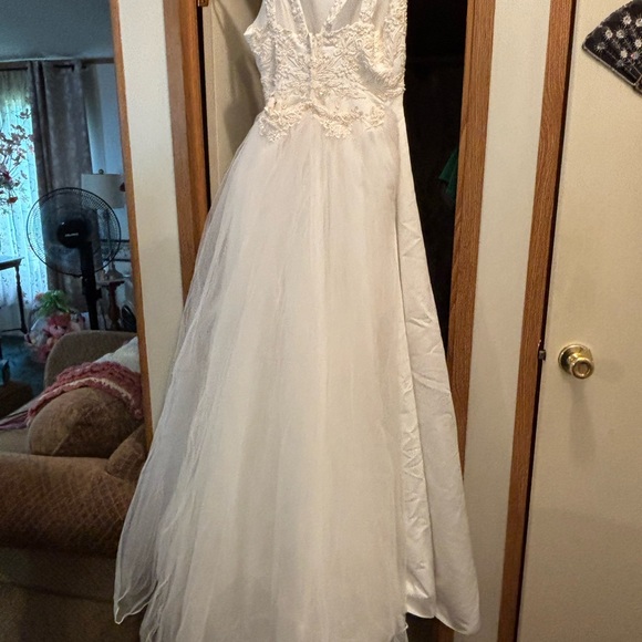 Elegant Satin White Lace Wedding Dress with an attachable train. size 8 - Picture 3 of 11
